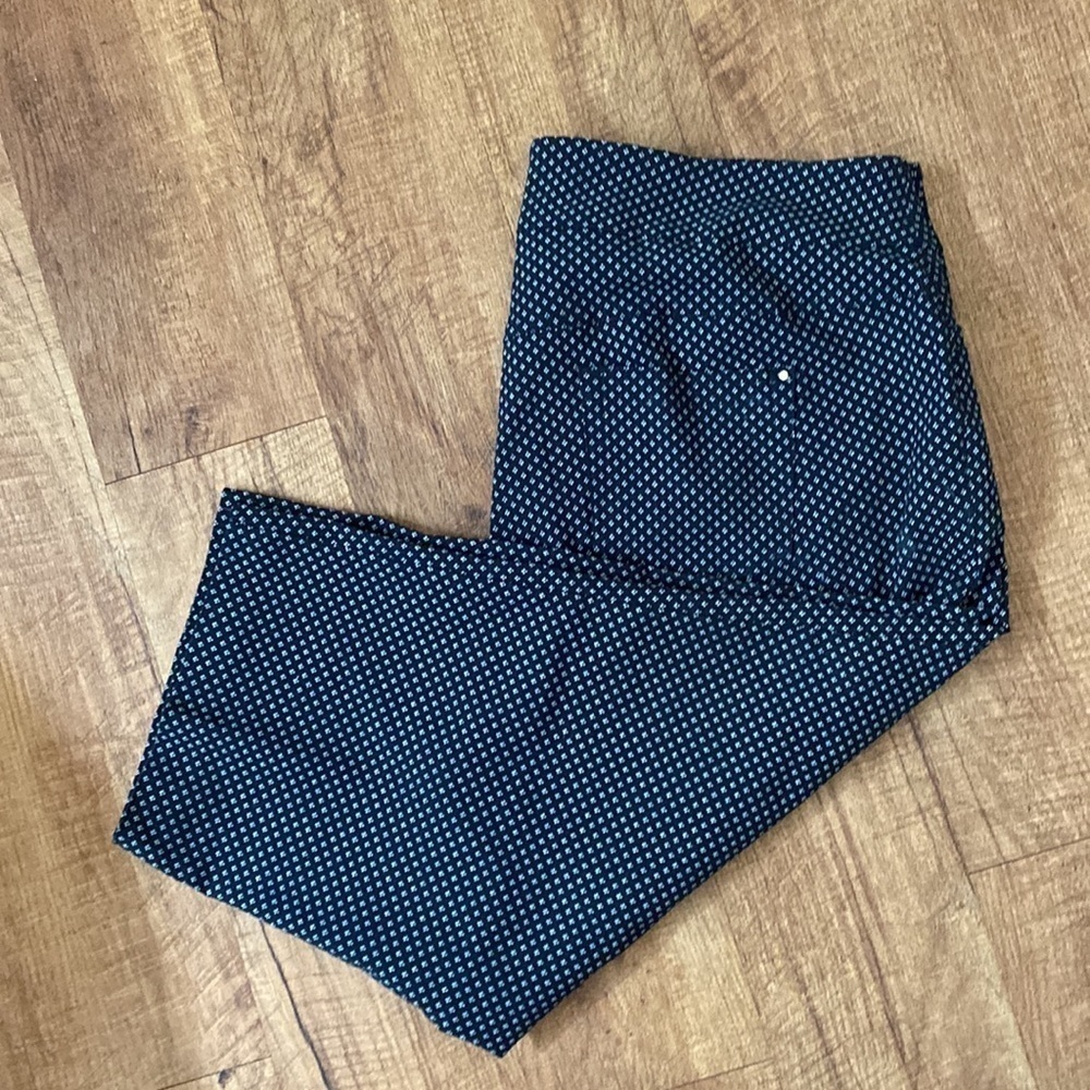Westbound Woman navy blue and white capris with back pockets. Size 22W